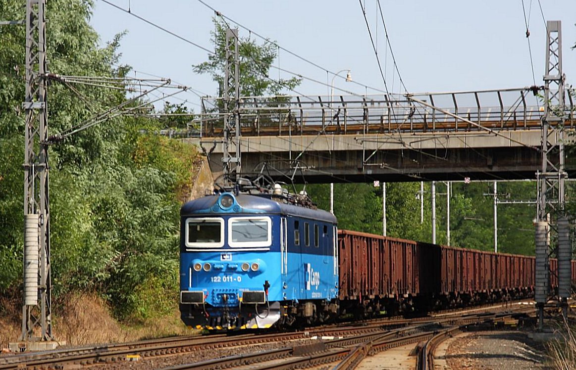 Zabori nad Labem am 21.8.2011: 
CD Cargo 122011 mit einem Leerzug Richtung Kolin.