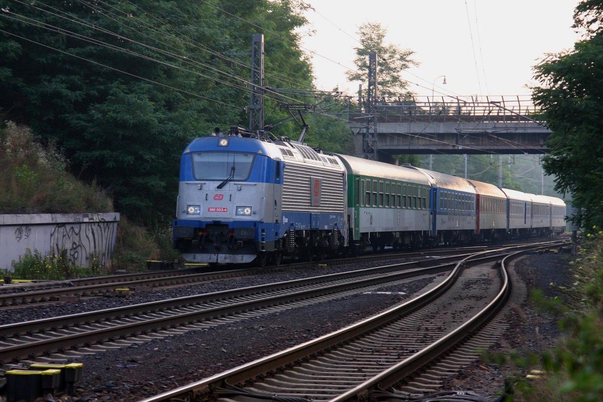 Zabori nad Labem am 23.8.2013 um 06.30 Uhr.
CD 380003 ist mit einem bunt zusammen gestellten D 1 Ex unterwegs nach Prag.