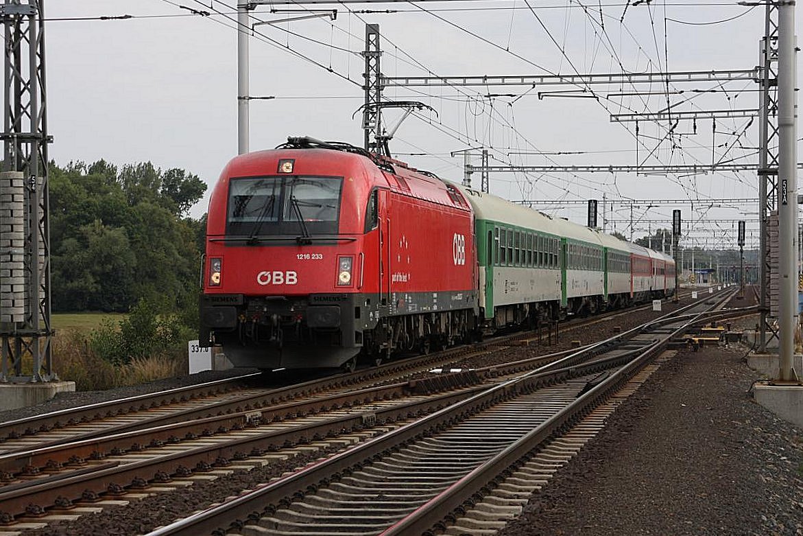 Zabori nad Labem: ÖBB Taurus 1216.233 mit einer reinen CD Schnellzuggarnitur Richtung Prag braust am 13.9.2009 durch den Bahnhof. 