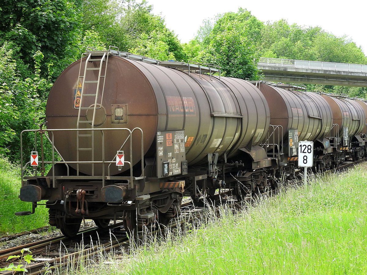 Zacens 3380(D-NACCO)7931331-2 bildet bei dem aus 24Wagen bestehenden LGAG47850 den Zugschluß; Durchfahrt Bhf. Hausruck;160527