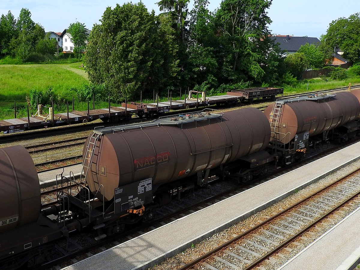 Zacens 3380(D-NACCO)7931467-4, hat lt. Gefahrenguttafel 80-1824 Natriumhydroxidlösung geladen, eingereiht im GAG47851, Durchfahrt Bhf. Ried; 160527