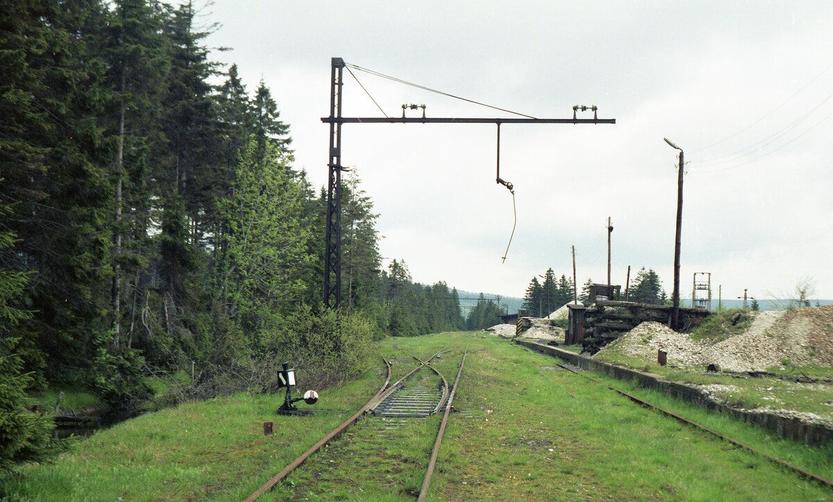 Zacken-Bahn Hirschberg – Schreiberhau - Polaun (Jelenia Góra-Szklarska Poręba-Kořenov)__Bf. Jakobsthal/Rsgb.(Jakuszyce).__Reste der Bahnhofsanlagen, damals noch für Güterverkehr genutzt. Auch den Weichenlaternen ist ihr Ursprung anzusehen. Blickrichtung Böhmen, Tschechien. __03-06-1991