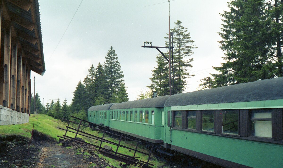 Zacken-Bahn Hirschberg – Schreiberhau - Polaun (Jelenia Góra-Szklarska Poręba-Kořenov)__Bf. Jakobsthal/Rsgb.(Jakuszyce).__Umgewidmete Reisezugwagen älterer Bauart... waren hier abgestellt.__03-06-1991