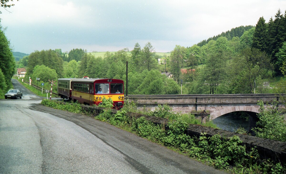 Zacken-Bahn Hirschberg–Schreiberhau (Jelenia Góra-Szklarska Poręba)- Polaun (Kořenov)__ČD-Reihe 810 Tw-Garnitur im Isertal.__06-06-1991