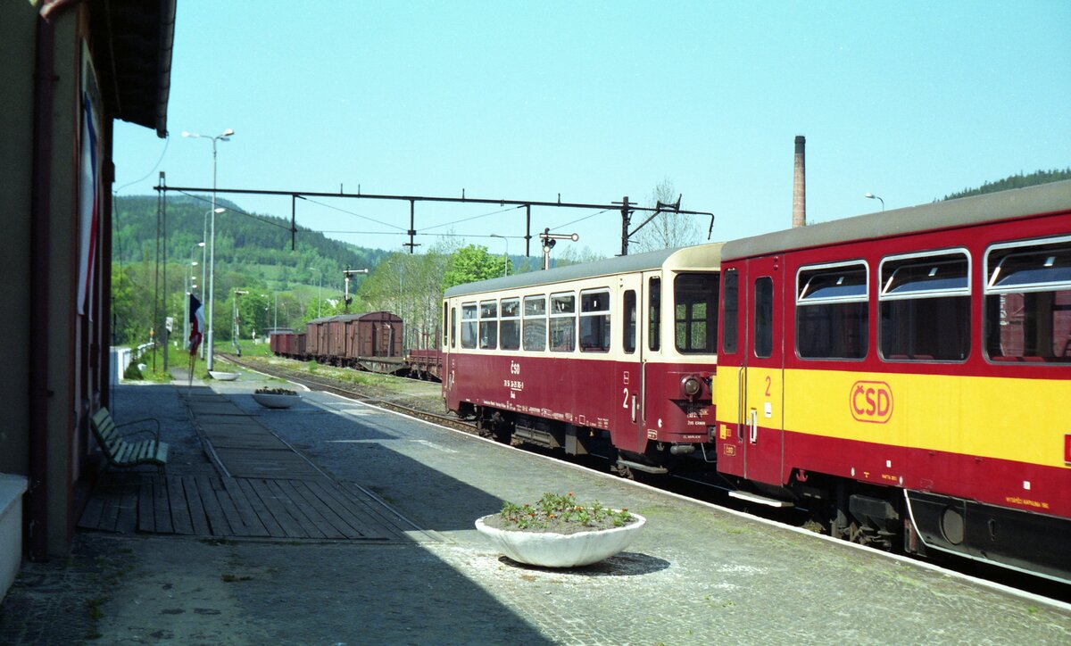 Zacken-Bahn Hirschberg–Schreiberhau (Jelenia Góra-Szklarska Poręba)- Polaun (Kořenov)__
1963 wurde der Bahnbetrieb auf dem über 15 Jahre ungenutzten Streckenabschnitt von Kořenov nach Harrachov (früher: Strickerhäuser, ursprünglich letzter Bhf. auf deutscher Seite) wieder aufgenommen. Seitdem war wieder durchgehender Verkehr von Tanvald bis Harrachov möglich.
Seit 2011 verkehren Triebwagen der Baureihe 840 (Regio-Shuttle RS 1 der Firma Stadler) in einer für Steilstrecken zugelassenen Bauart zwischen Liberec und Harrachov. Zwischen zwischen Kořenov (Polaun) und Szklarska Poręba Górna (Ober-Schreiberhau) verkehr(t)en (?) Triebwagen der ČD-Reihe 810.
Aufnahme vom 06-06-1991 an namentlich nicht erinnerlichem Bahnhof im Isertal.
