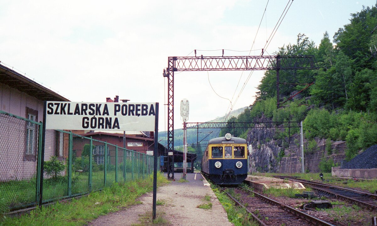 Zacken-Bahn Hirschberg–Schreiberhau (Jelenia Góra-Szklarska Poręba) im Riesengebirge, benannt nach dem streckenbegleitenden Fluß Zacken (Kamienna) und weiter nach Polaun (Kořenov) in Böhmen. EN 71-027 in Ober-Scheiberhau (Szklarska Poręba-Górna). Ursprünglich eine der ersten elektrifizierten Eisenbahnstrecken Deutschlands (bekannt durch die  Rübezahl-Triebwagen  ET 89). 1945 unterlagen auch die in Schlesien gelegenen elektrifizierten Strecken den Reparationsforderungen der Sowjetunion. Abgebaut wurde zwischen Hirschberg und der Staatsgrenze zur CSSR nur die Fahrleitung, Masten und Tragwerke blieben stehen. 1992 fuhren elektrische Tw-züge nur bis Ober-Schreiberhau (Szklarska Poręba-Górna). Später wurde auch wieder grenzüberschreitender Verkehr von tschechischer Seite von Korenov (Polaun) bis hierher mit Diesel-Tw aufgenommen.__29-06-1992 



