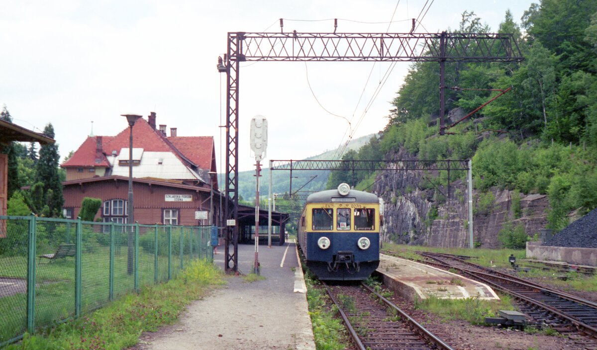 Zacken-Bahn Hirschberg–Schreiberhau (Jelenia Góra-Szklarska Poręba)__EN71-027ra von und nach Hirschberg (Jelenia Góra) im Endbf. Ober-Schreiberhau (Szklarska Poręba Górna).__29-06-1992 