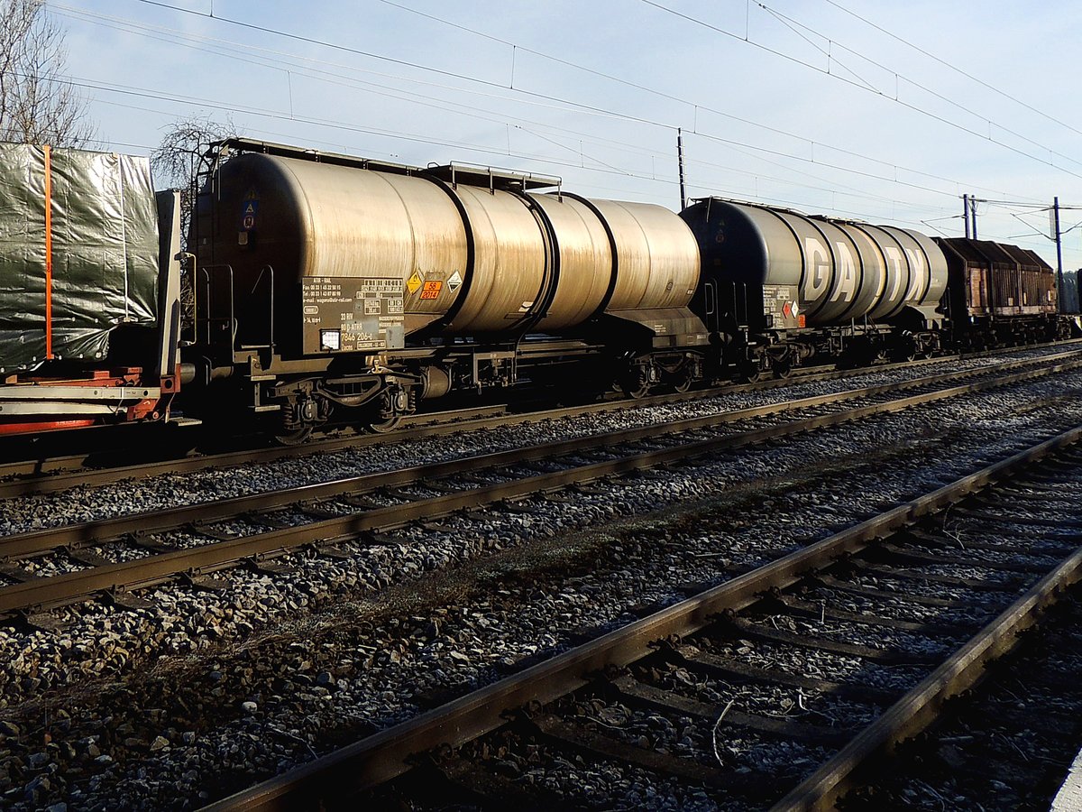 Zacns 33 80(D-ATRR)7846 206-0, transportiert lt. Gefahrenguttafel 58-2014(Wasserstoffperoxid), und ist in einem Güterzug in Richtung Salzburg eingereiht; 161130