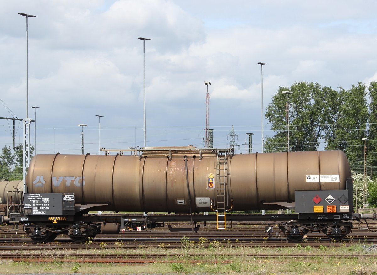 Zacns der VTG Nr.: 33 RIV 80 D-VTGD 7841 012-7 am 14.05.2016 in Gremberg. Ladegut Methyltrichlorsilan (Warntafel: X338/1250).