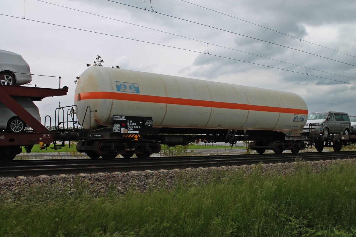 Zagkks 7920 435-4 fuhr am 23.05.2013 im Zugverband eines gemischten Gterzuges von DB Schenker auf der KBS 703 bei Hgelheim, nrdlich von Mllheim (Baden), in Richtung Schweizer Grenze.