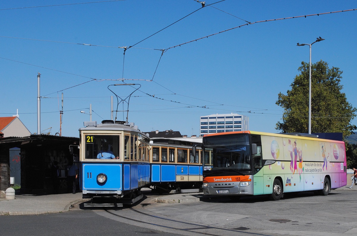 Zagreb: Als Zubringer vom Stadtzentrum zum  Tag der offenen T�r  in der Remise Tresnjevka wurde auch die Oldtimerlinie 21 eingerichtet. Tw.11 + Bw.559 der Type M24 beim Befahren der unmittelbar neben der Remise gelegenen Wendeschleife Ljubljanica. (12.09.2026)