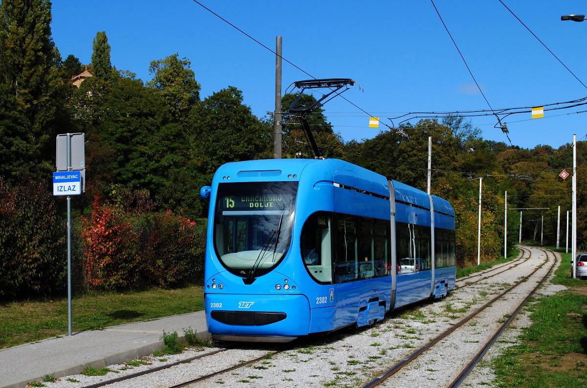 Zagreb: Im Gegensatz zur 140 Fahrzeuge umfassenden Serie TMK 2200 besteht die Reihe TMK 2300 lediglich aus den zwei Wagen 2301 und 2302, die jedoch leicht anzufinden sind, da sie meist auf der kurzen Linie 15 eingesetzt werden. Tw. 2302 erreicht gerade von Dolje kommend die talseitige Zwischenendstelle Mihaljevac, wo man in die stadteinw�rts f�hrenden Linien 8 und 14 umsteigen kann. (14.10.2026)