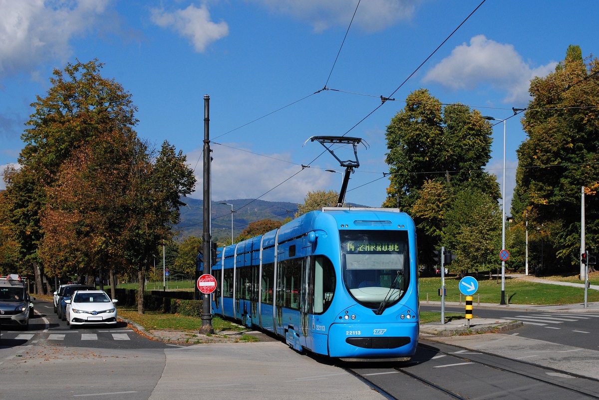 Zagreb: Tw. 22113 auf der Fahrt ins Stadtzentrum in der Ksaverska Cesta bei der Einfahrt in die Haltestelle Gupceva Zvijezda. (13.10.2026)