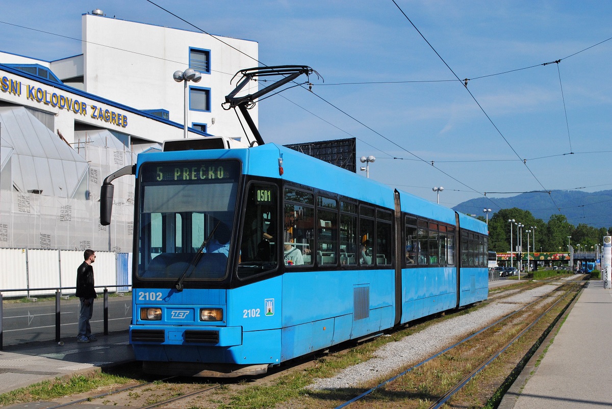 Zagreb: Tw.2102 verl��t als Linie 5 nach Precko die Haltestelle Autobusni Kolodvor. (24.05.2026)