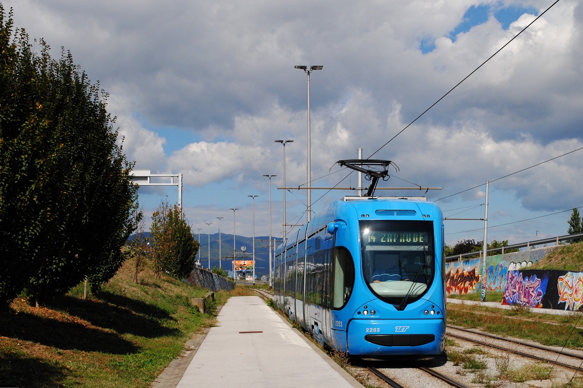 Zagreb: Tw.2203 der Linie 14 nach Zaprude hat soeben die Save �ber die Jadranski most �berquert und f�hrt nun in die Haltestelle Arena Zagreb ein. (12.09.2026)