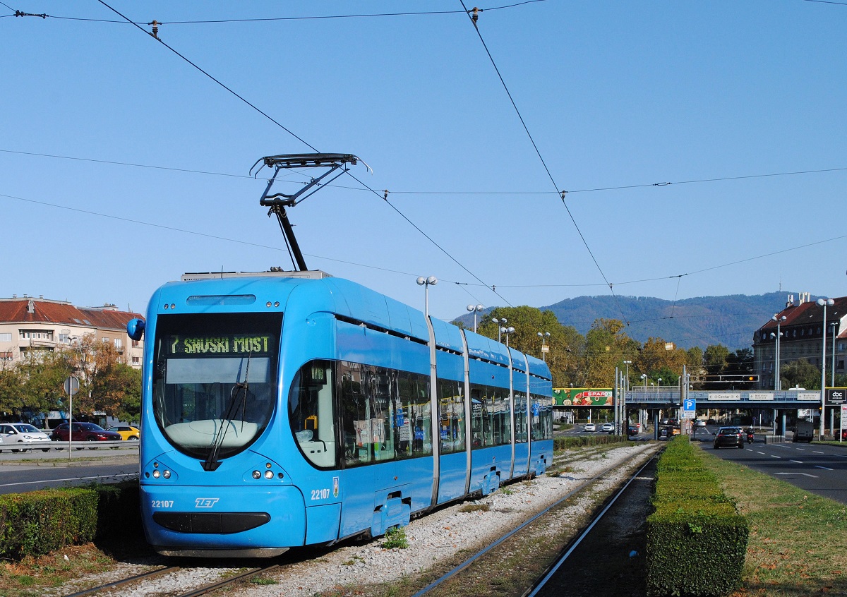 Zagreb: Tw.22107 als Linie 7 zur Savski most in der Avenija Marina Drzica kurz vor der Haltestelle Autobusni kolodvor. (12.09.2026)