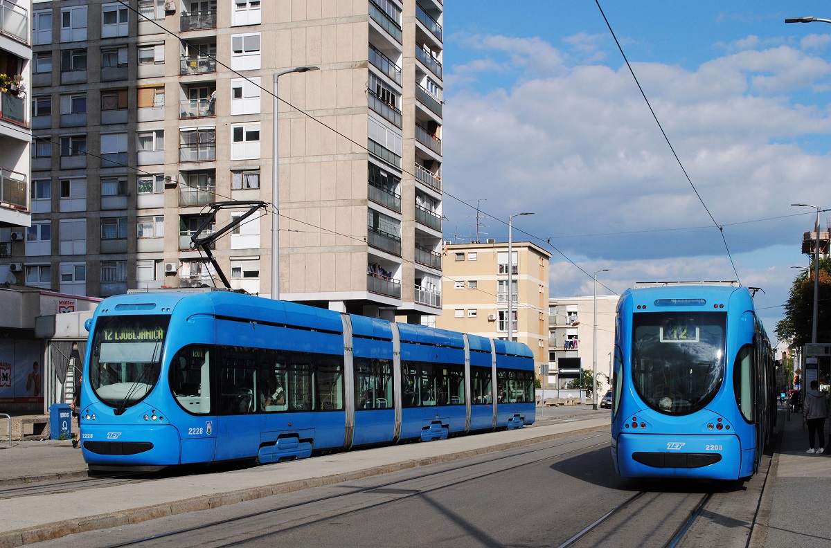 Zagreb: Tw.2228 der Linie 12 hat soeben die Endstelle Ljubljanica erreicht, w�hrend der Tw.2208 an der Einstiegsstelle auf die Abfahrt nach Dubravka wartet. (12.09.2026)