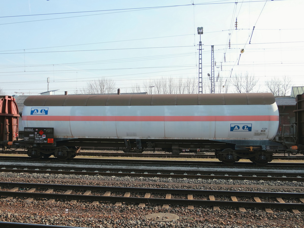 Zags ARETZ Druckgaskesselwagen 33 RIV 80 D-Aretz 7814 481-7 (Ladung Kohlenwasserstoffgas) im Güterbahnhof von Ansbach am 14. März 2017.