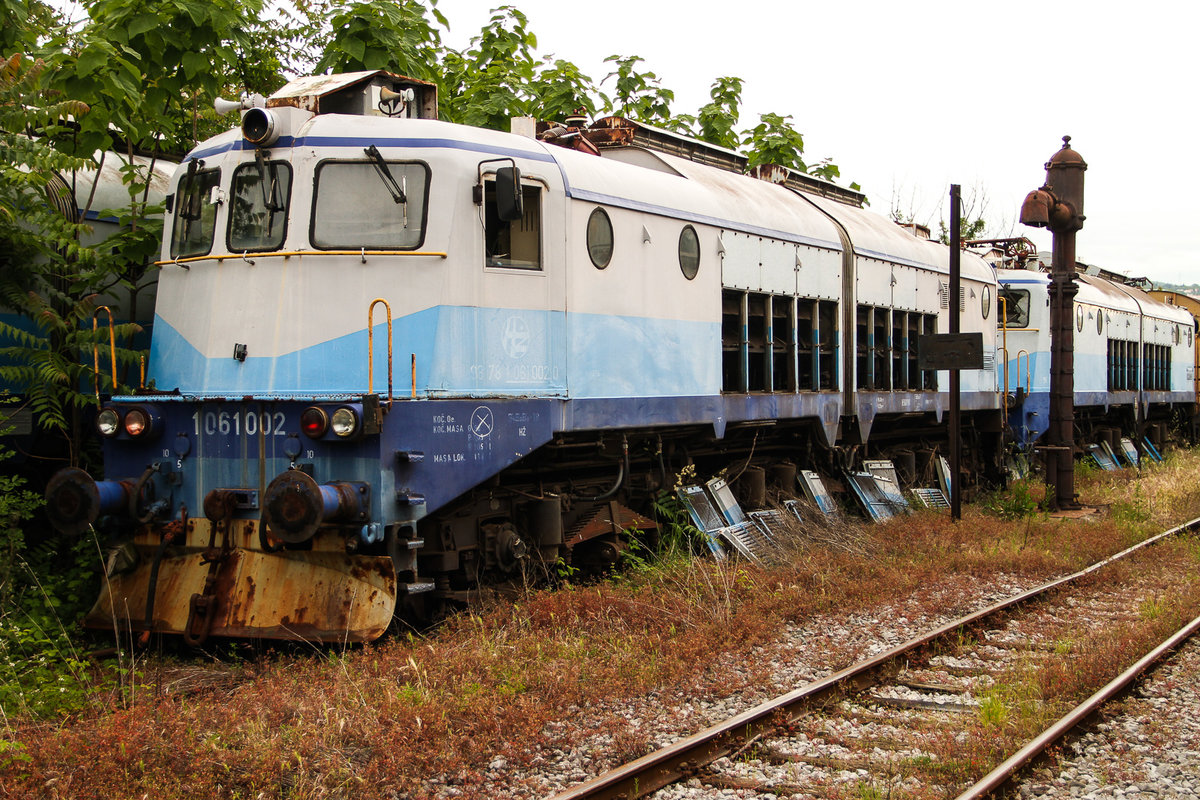 Zahlreiche 1 061, wenn nicht die ganze Flotte, stehen im Depot Rijeka und warten auf ihre Verschrottung oder vielleicht dienen manche noch als Ersatzteilspender. Ein trauriger Anblick am 19. Mai 2016. Hier Seriennummer 002.