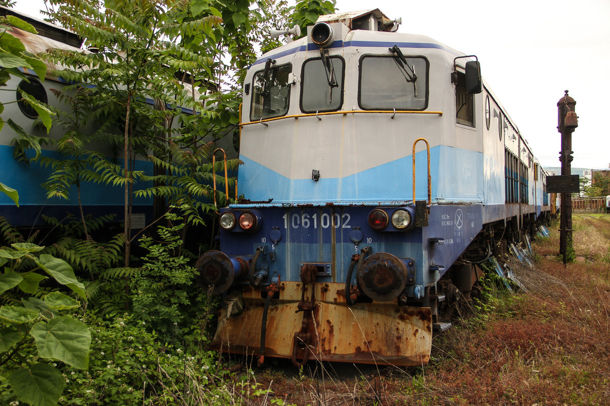 Zahlreiche 1 061, wenn nicht die ganze Flotte, stehen im Depot Rijeka und warten auf ihre Verschrottung oder vielleicht dienen manche noch als Ersatzteilspender. Ein trauriger Anblick am 19. Mai 2016. Hier Seriennummer 002.