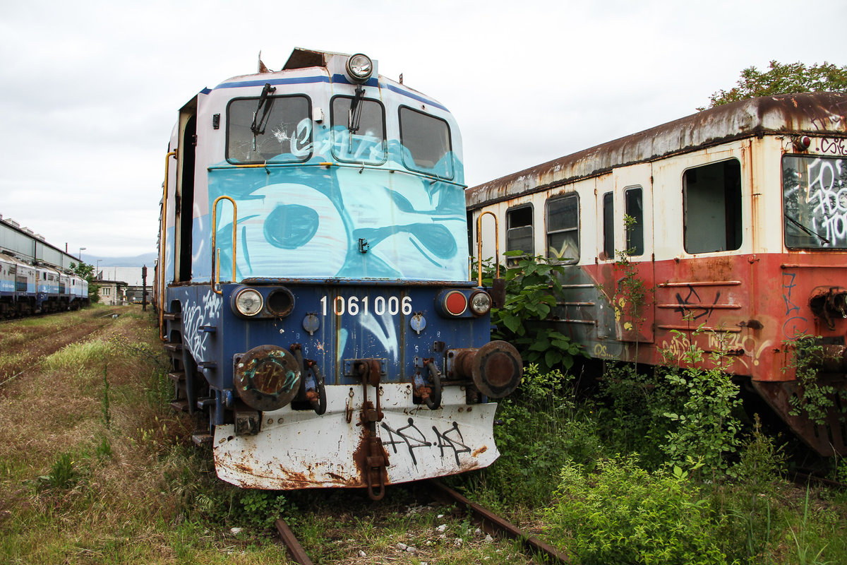 Zahlreiche 1 061, wenn nicht die ganze Flotte, stehen im Depot Rijeka und warten auf ihre Verschrottung oder vielleicht dienen manche noch als Ersatzteilspender. Ein trauriger Anblick am 19. Mai 2016. Hier Seriennummer 006.