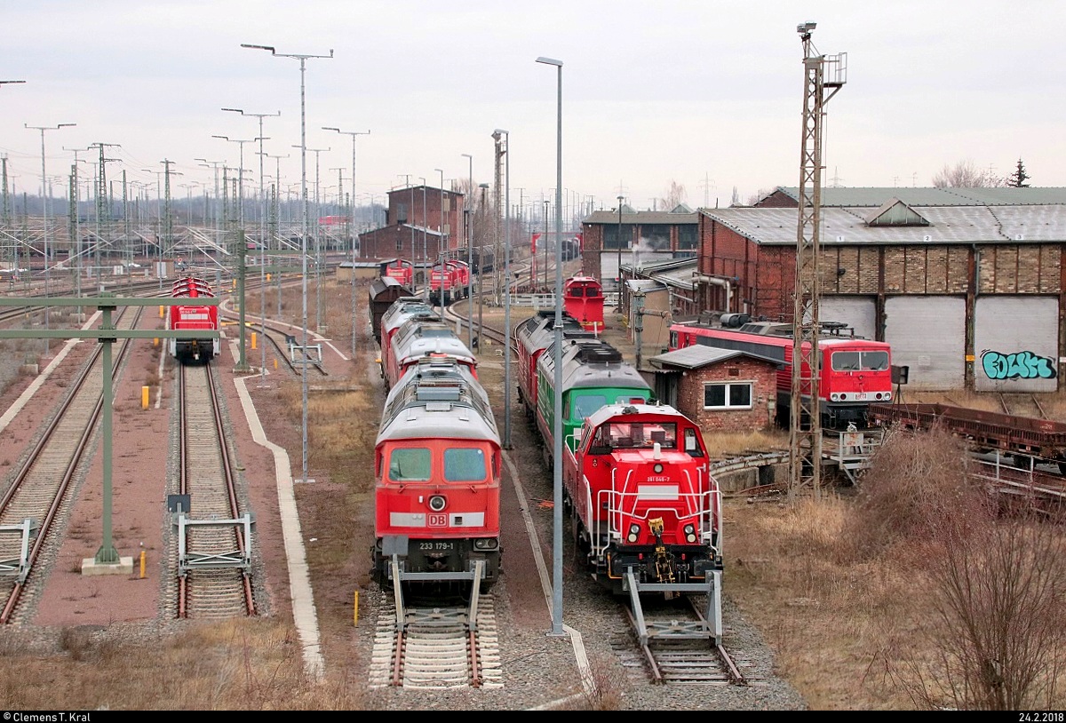 Zahlreiche Dieselloks, darunter 233 179-1 und 261 046-7 (Voith Gravita) DB, stehen im Bw Halle G neben der Zugbildungsanlage Halle (Saale). Aufgenommen von der Berliner Brücke. [24.2.2018 | 9:23 Uhr]
