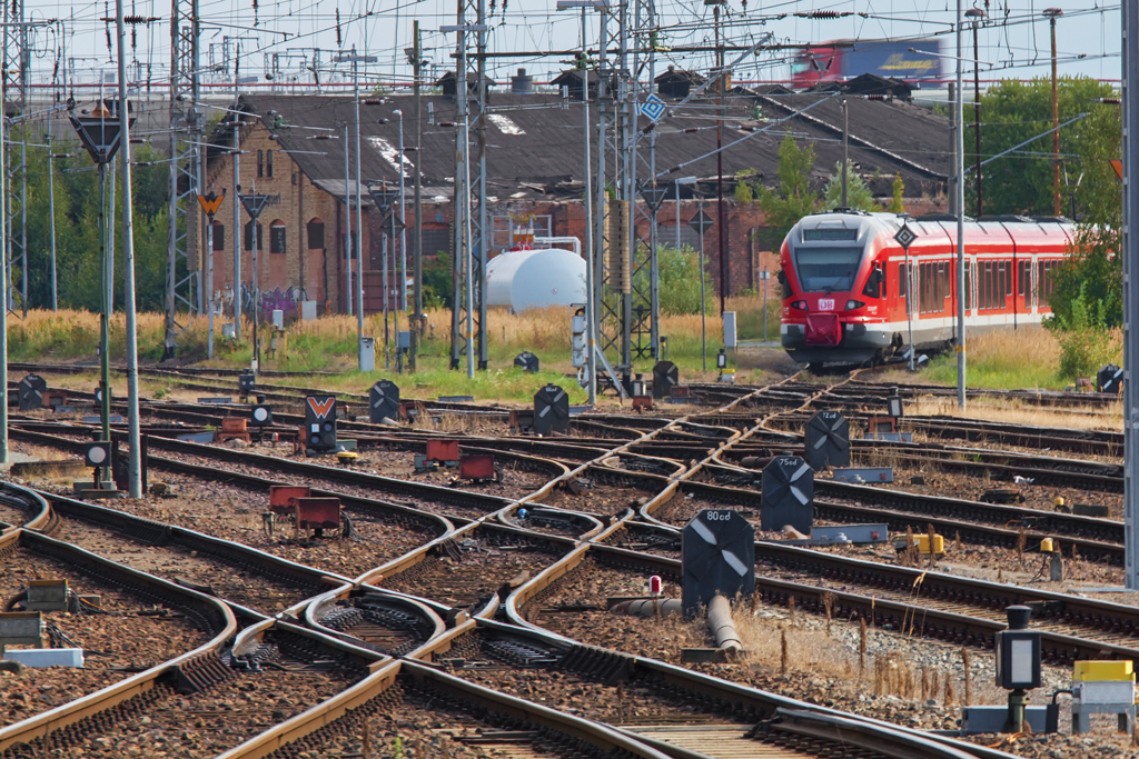 Zahlreiche Doppelkreuzungsweichen (hier neun) auf dem Bahnhof Stralsund. - 28.08.2013