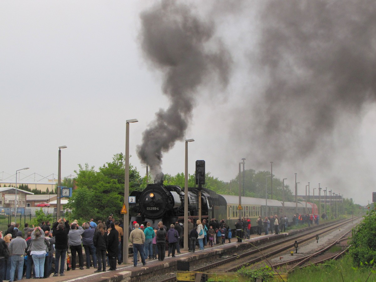 Zahlreiche Eisenbahnfans beim fotografieren und staunen, während der Scheineinfahrt der WFL 03 2155-4 mit dem DPE 32861 (Nordhausen - Weimar), 25.05.2013 in Erfurt Nord.