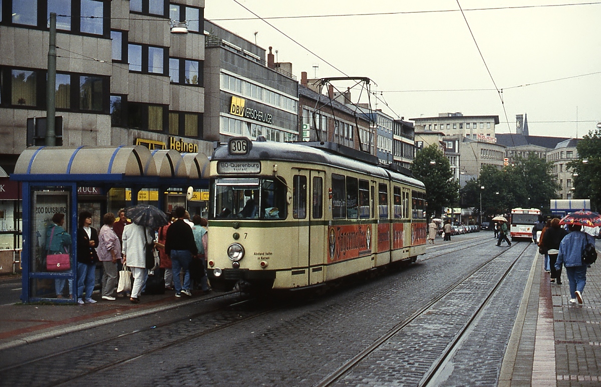 Zahlreiche Fahrgäste erwarten den GT6ZR 7 mit der zeittypischen  Jägermeister -Werbung um 1990 an der Haltestelle Rathaus in der Bochumer Innenstadt