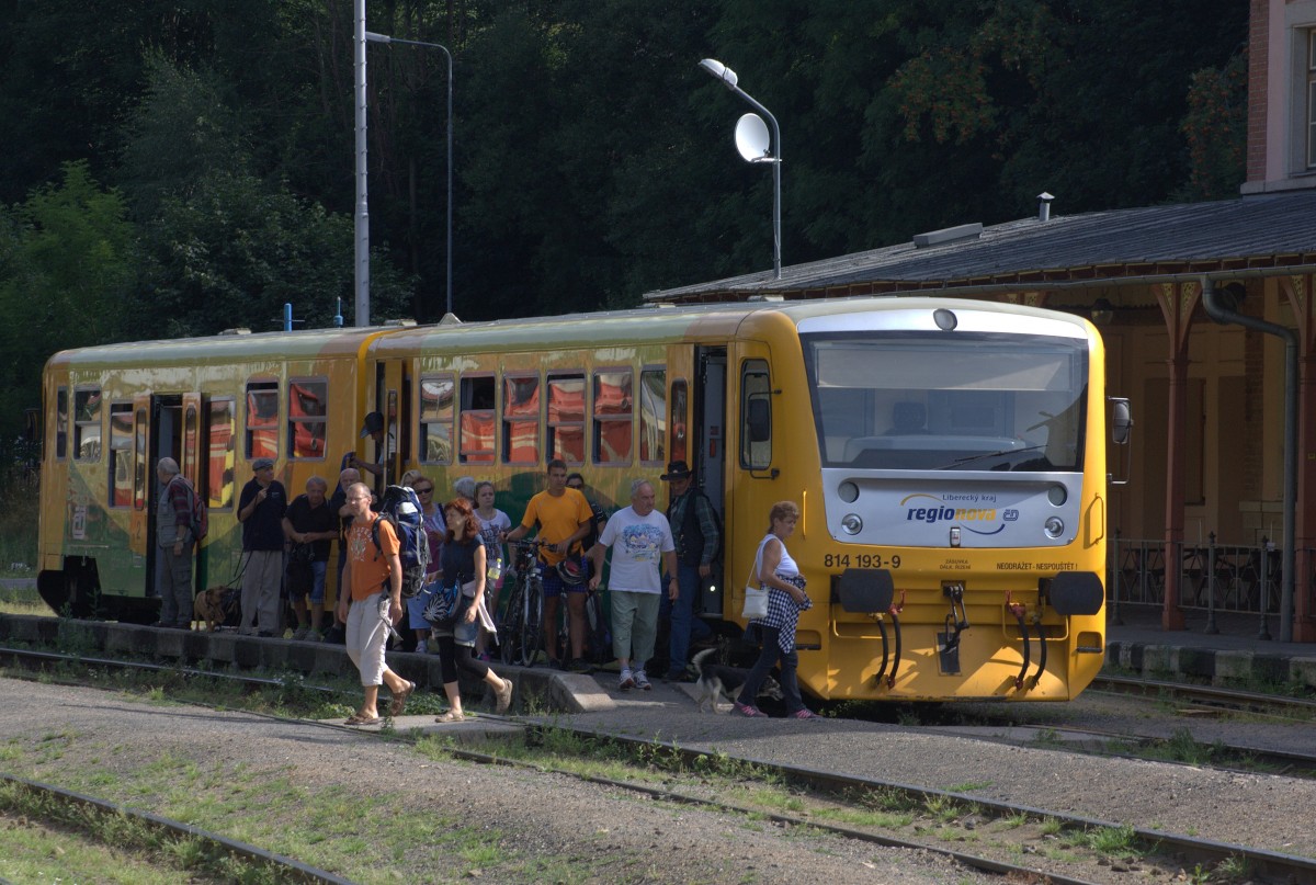 Zahlreiche Fahrgäste steigen  aus dem  Regio Nova in Tanvald um in den  TW nach Harrachow.01.08.2014 08:46 Uhr