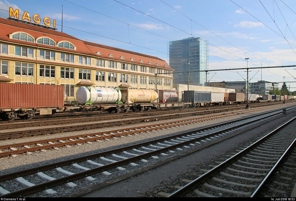 Zahlreiche Flachwagen der Hupac AG mit (Kessel-)Containern sind im Bahnhof Singen(Hohentwiel) vor dem MAGGI-Werk abgestellt.
[14.7.2018 | 18:53 Uhr]