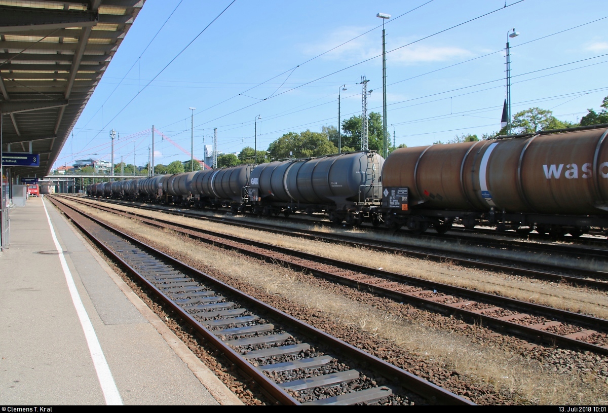 Zahlreiche Kesselwagen der VTG Rail Logistics GmbH, der GATX und der Wascosa AG sind im Bahnhof Villingen(Schwarzw) abgestellt.
[13.7.2018 | 10:01 Uhr]