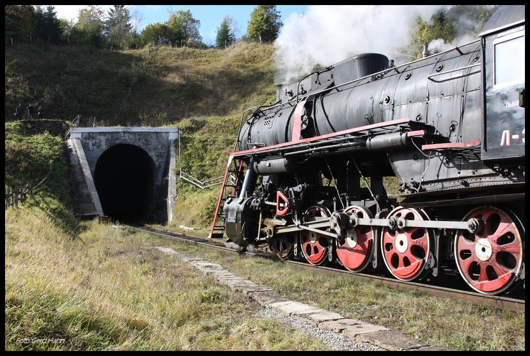 Zahlreiche Kunstbauten erschließen die Karpaten Strecke von Kolomeja nach Rachiv. Hier fährt L 3535 am 14.10.2016 gerade in einen Tunnel bei Voronenko ein.