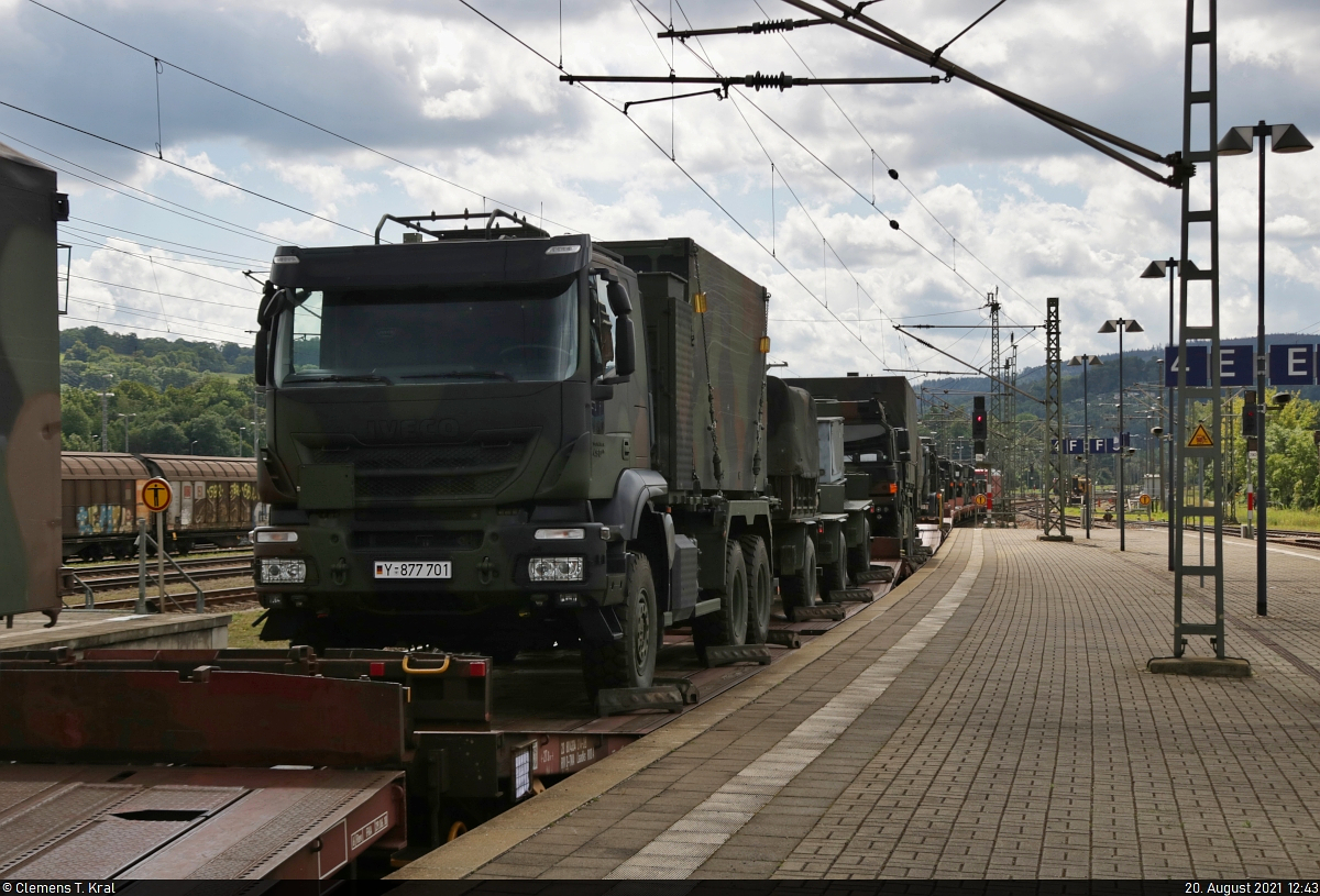 Zahlreiche LKW der Bundeswehr bahnen sich auf Flachwagen mit der Bezeichnung  Laadks  ihren Weg durch Gleis 4 des Bahnhofs Saalfeld(Saale) Richtung Probstzella. Gezogen hatte 185 356-3.

🧰 TRANSWAGGON GmbH
🕓 20.8.2021 | 12:43 Uhr