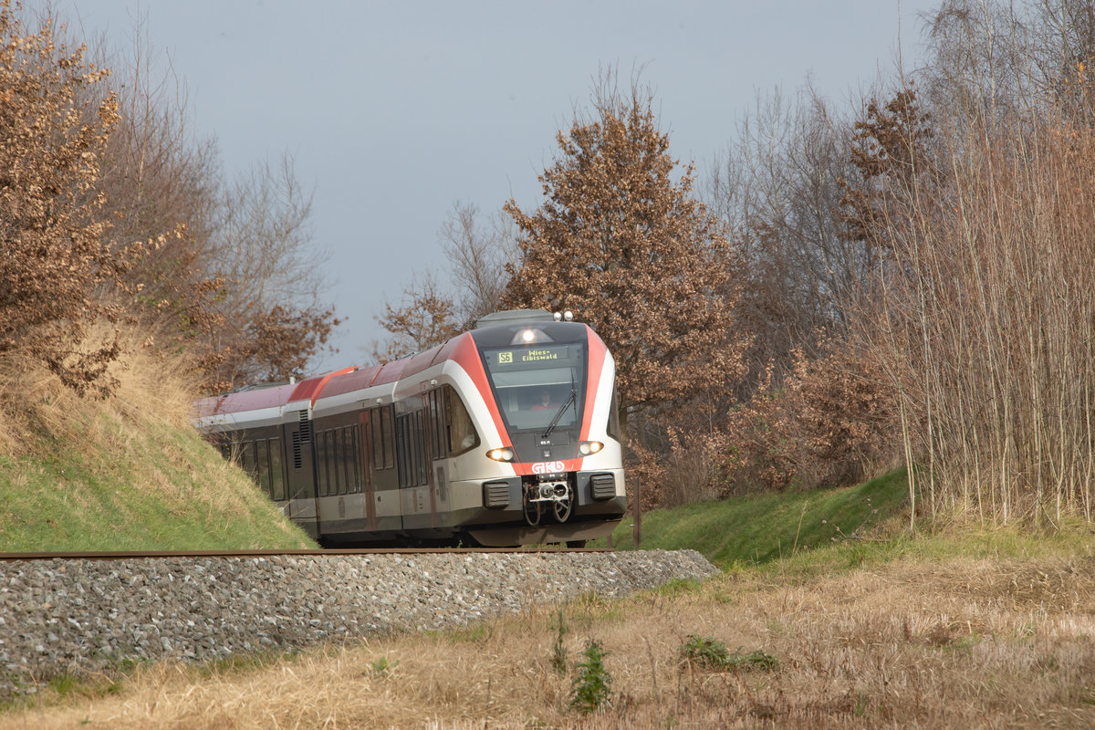 Zahlreiche Sonnenstrahlen haben uns im Dezember begleitet. 
Etwas verhalten waren sie an diesem 13.12.2019 . 
Hier im Ermer Bogen quietscht ein GTW 2/8 mit der Botschaft zum schlechten Wetter um´s Eck ,... 

