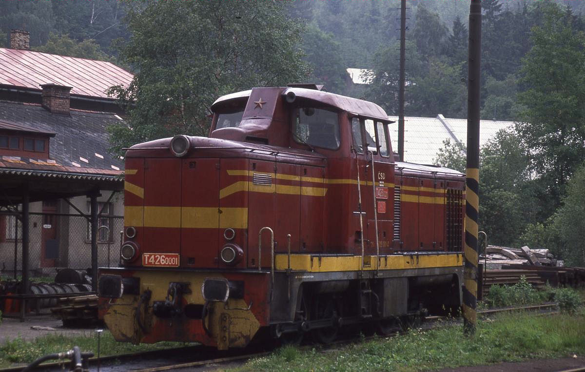 Zahnrad Diesellok T 425001 im Depot des Bahnhof Tanvald am 25.6.1988.