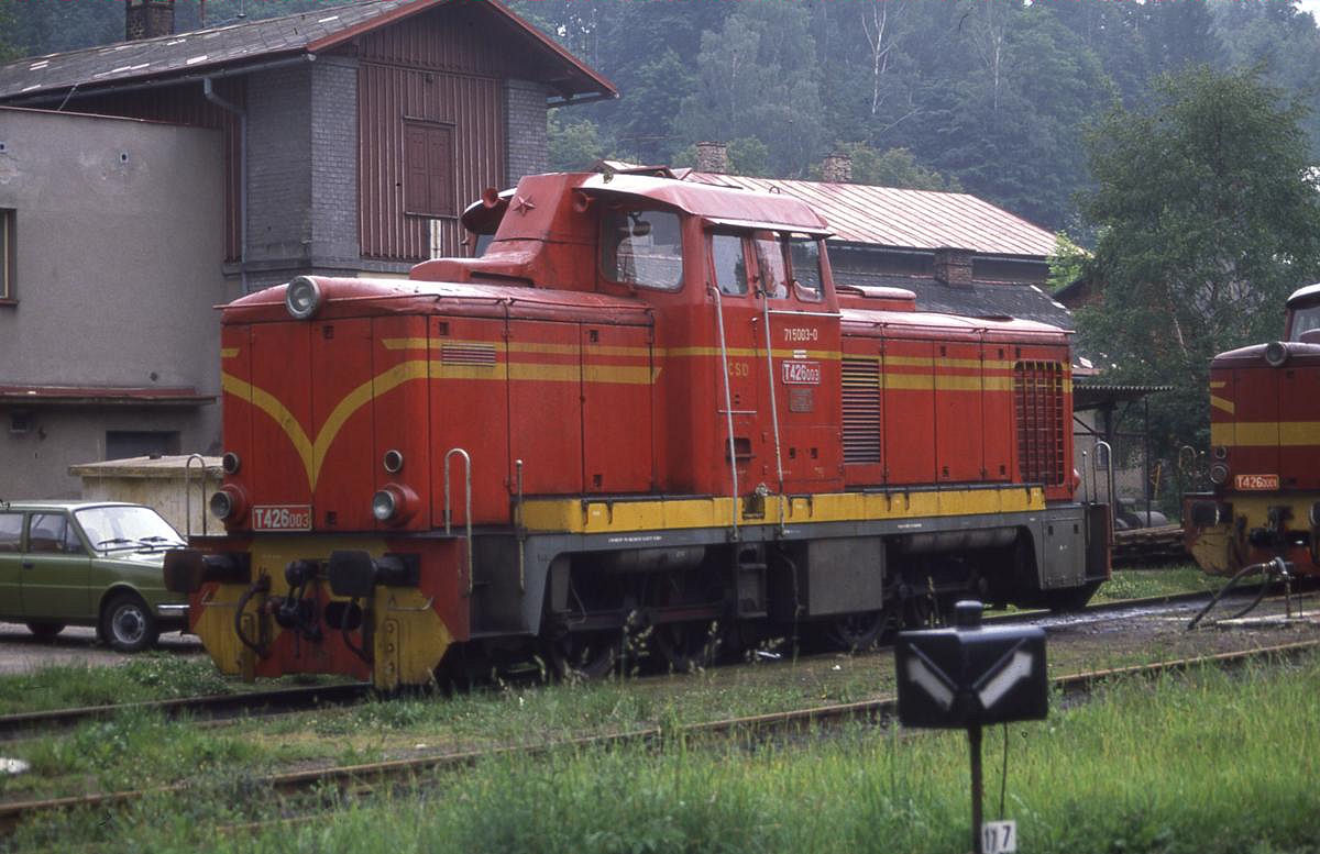 Zahnrad Diesellok T 426003 im Depot des Bahnhof Tanvald am 25.6.1988.