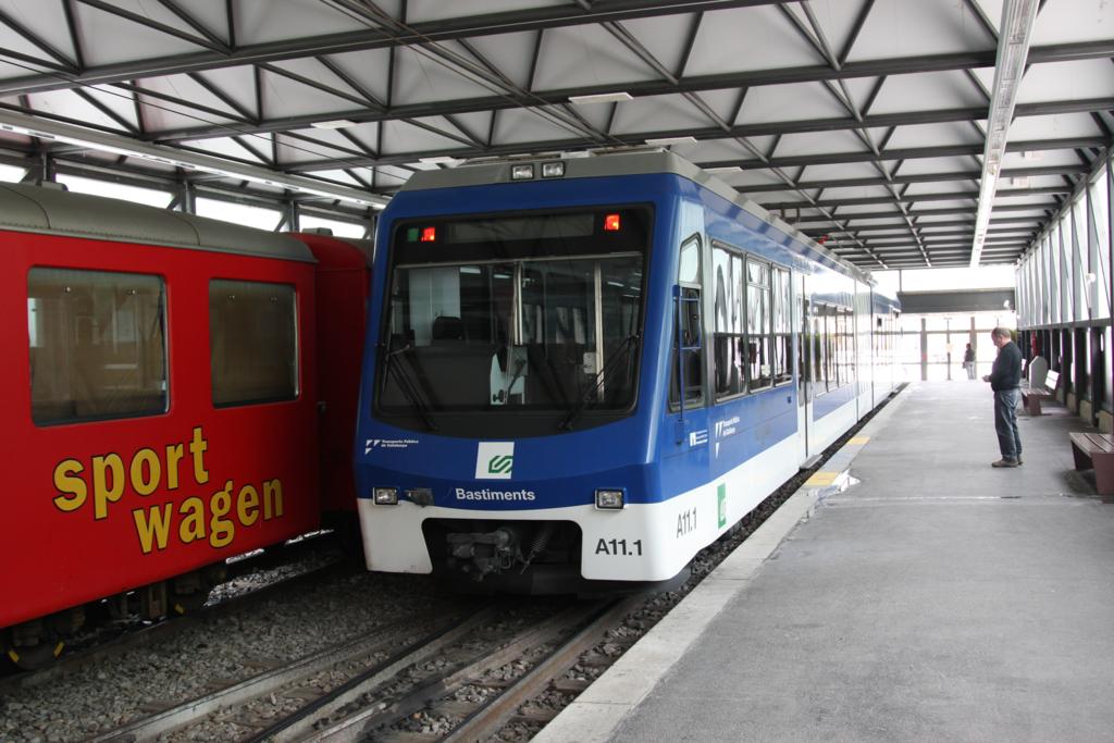 Zahnradbahn A 11.1, ein meterspuriges Fahrzeug von Stadler, steht am 12.6.2015 abfahrbereit im Talbahnhof Ribes Enllac.