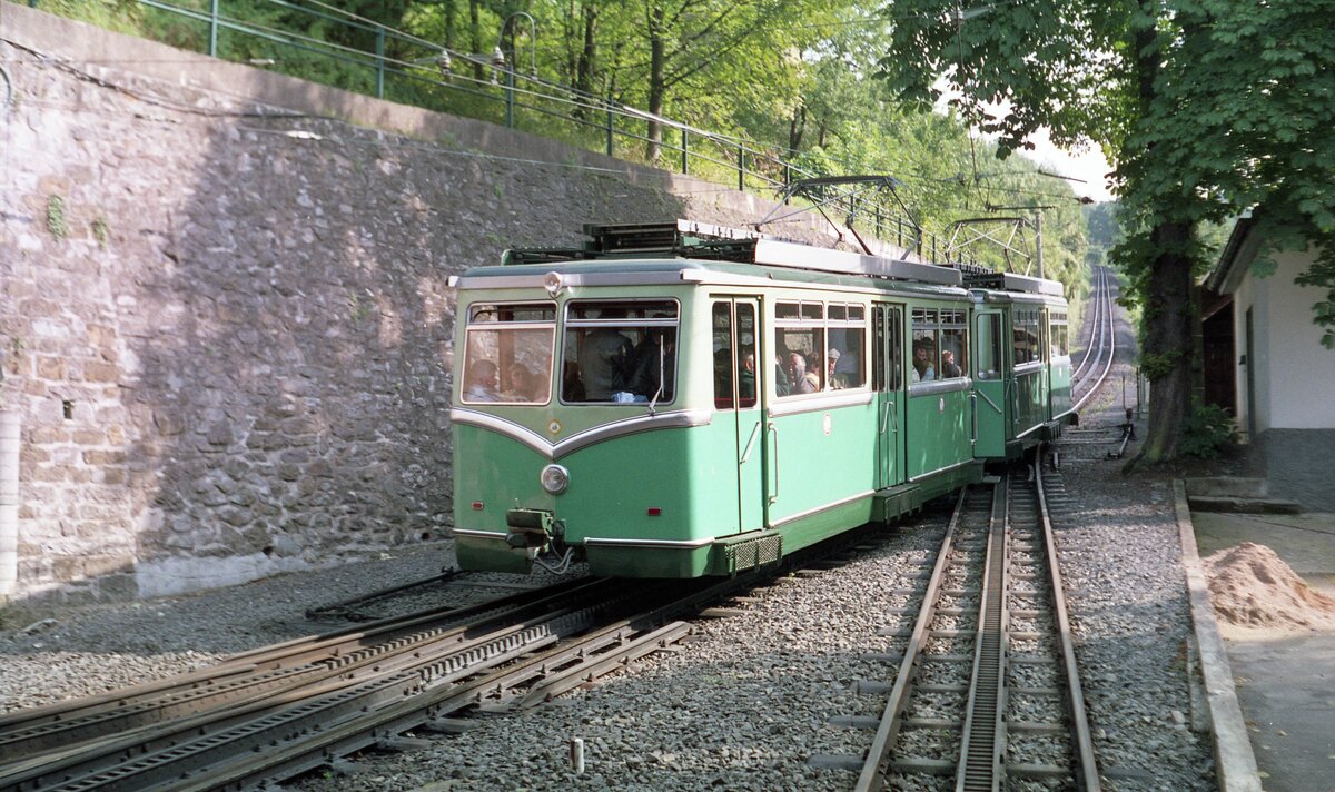 Zahnradbahn Drachenfels__Tw in Doppeltraktion bei der Ausfahrt aus dem Talbhf. Königswinter.__26-09-1987