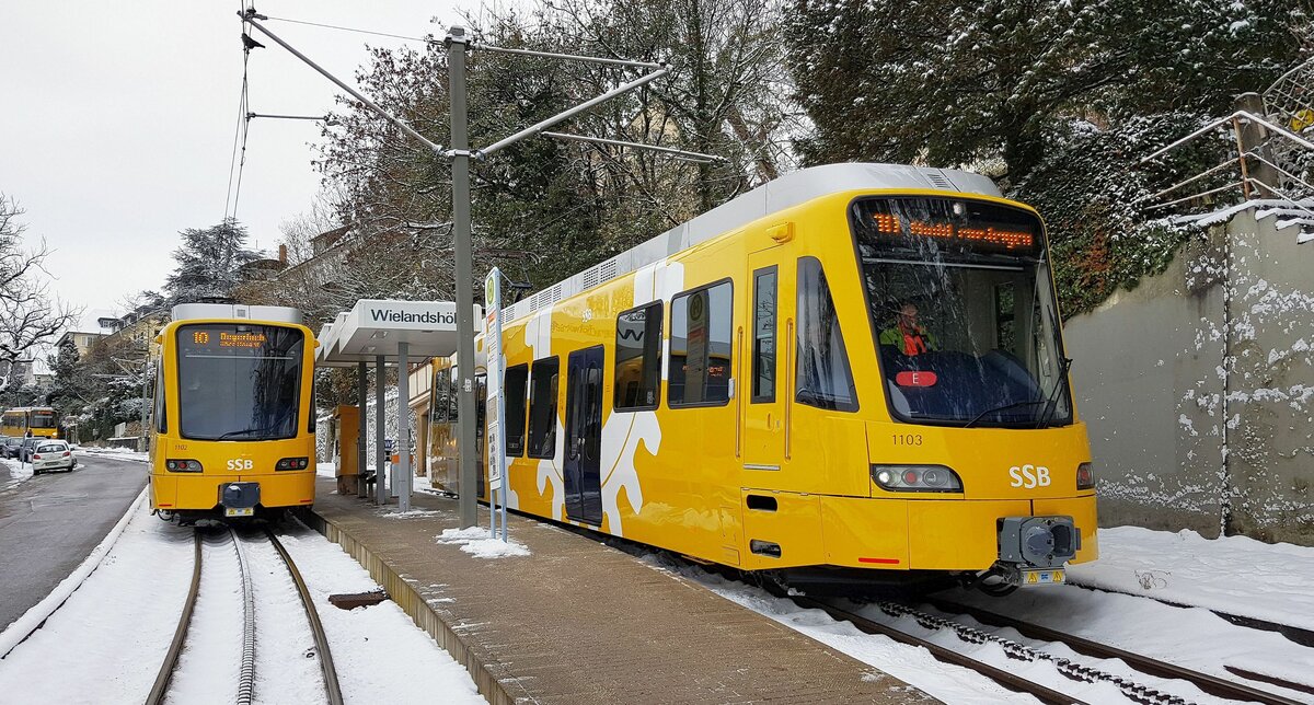 Zahnradbahn Stuttgart; 16-12-2022. Begegnung zweier ZT4.2 [1102 + 1103] an der winterlichen Ausweiche 'Wielandshöhe'.