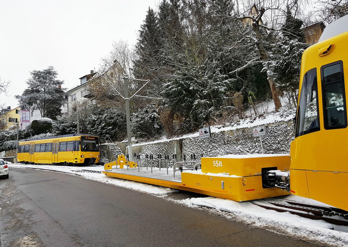 Zahnradbahn Stuttgart; 16-12-2022. Die 2021 von Stadler mit gelieferten und elektrisch von Stadler ausgerüsteten Fahrrad-Vorstellwagen (Nr. 1111 – 1113) stammen im mechanischen Teil von Firma Steck, Bowil CH. 