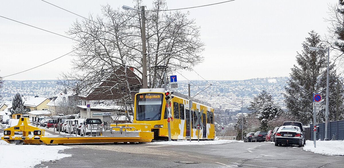 Zahnradbahn Stuttgart; 16-12-2022. Die neue Garnitur 1102 + 1113 nimmt die Kurve zur Haltestelle 'Haigst'.