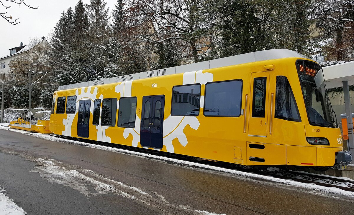 Zahnradbahn Stuttgart; 16-12-2022. Inzwischen haben die neuen ZT4.2 [Bj. 2021, Stadler Rail AG Bussnang CH, Fahrmotoren VEM Sachsenwerk GmbH Dresden] erste Erfahrungen im winterlichen Linienbetrieb machen dürfen.
Der mittig niederflurige Wagenkasten ist aus Stahl, auch die Köpfe analog den S-DT8.12 von Stadler.Im Unterschied zum ZT4.1 sind beide Drehgestelle baugleich, d.h. die beiden Antriebszahnräder sind jeweils in Längsrichtung zur Wagenmitte hin angeordnet, können so einfach getauscht werden zwecks gleichmäßigerer Abnützung der Zahnflanken -> 1Az‘ Az1‘ statt  Az1‘ Az1‘ beim ZT4.1.

