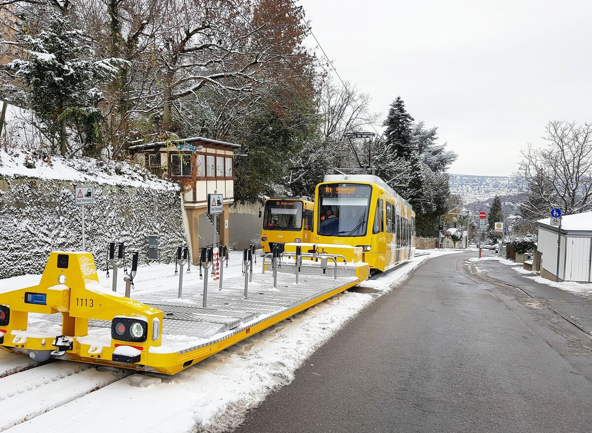 Zahnradbahn Stuttgart; 16-12-2022   Offenbar heute kein Bedarf bei der Fahrradmitnahme ... Die neuen, 4-achsigen FVW (Fahrradvorstellwagen) sind 12 Meter lang, so können je Bergfahrt statt bisher 10 jetzt 20 Fahrräder + 1 Lastenfahrrad mitfahren. Im Fahrbetrieb werden sie vom Tw mit gebremst, besitzen aber an der talseitigen Achse ein Zahnrad als Feststellbremse.