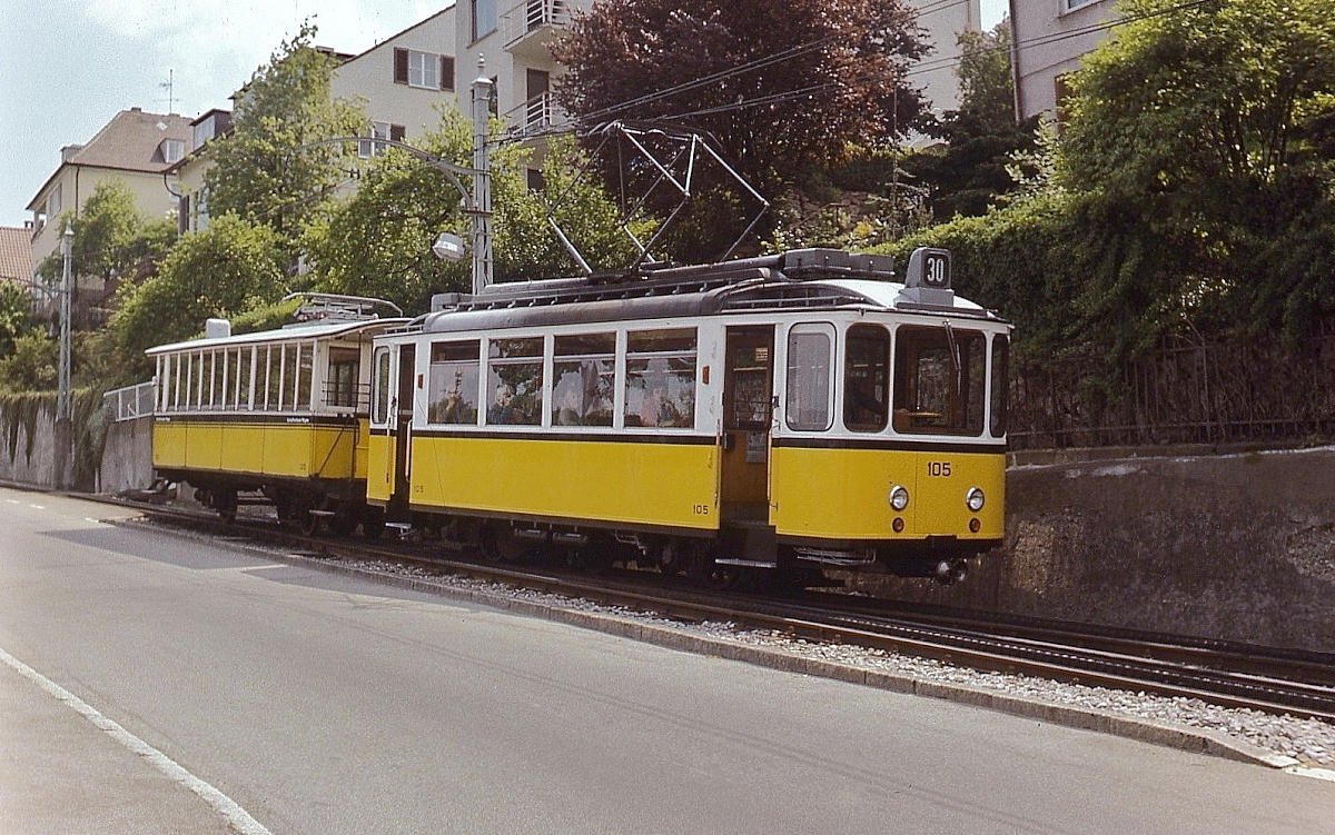 Zahnradbahn Stuttgart: Im Mai 1978 schiebt Tw 105 den Vorstellwagen 120 aus der Ausweiche Wielandshöhe in Richtung Degerloch