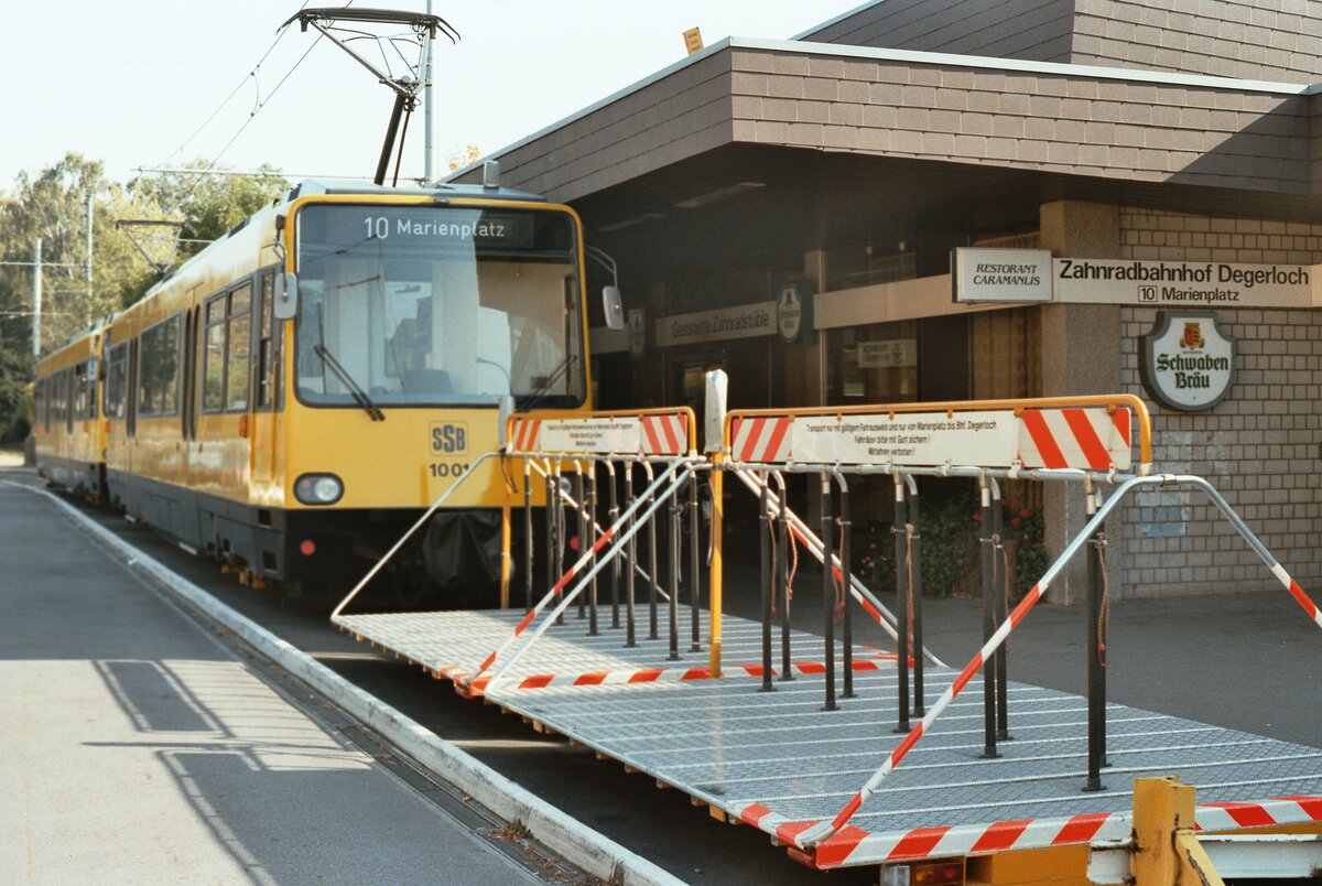 Zahnradbahn Stuttgart (SSB): Alles neu, nur der alte Bahnhof Degerloch Zahnradbahn nicht: TW 1001 (Stadtbahnzahnradwagen Typ ZT 4.1 MAN) mit zwei Fahrradvorstellwagen der neuen Serie.
Datum: 22.10.1983 