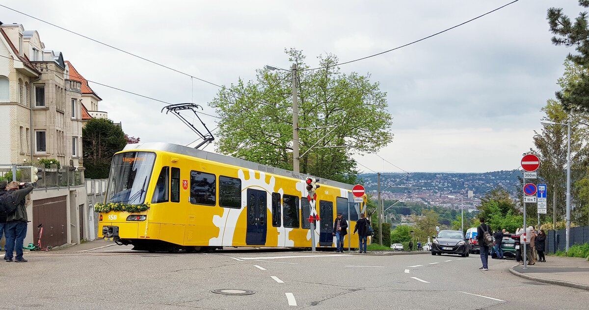 Zahnradbahn Stuttgart__ Tw 1102 frisch getauft auf den Namen 'Degerloch' am Haigst, jetzt mit Degerlocher Wappen ! Auf den Gewann-Namen 'Haigst' wurde dann Tw 1103 getauft. ('Haigst' ist quasi die schriftdeutsche Abwandlung des ursprünglichen Gewannnamens Haiagschd, schwäbisch für Höchst, nämlich den seinerzeit höchsten Punkt der Stadt Stuttgart dort an der Gemeindegrenze zum bis 1908 selbständigen Degerloch.Ein Aussichtspunkt namens 'Höchst' existierte bis Anfang der 70er Jahre an der Zb-Haltestelle 'Pfaffenweg'. Die Endstation in Degerloch liegt mit ca. 470 m 200 Meter höher als der Startpunkt am Marienplatz._13-05-2023