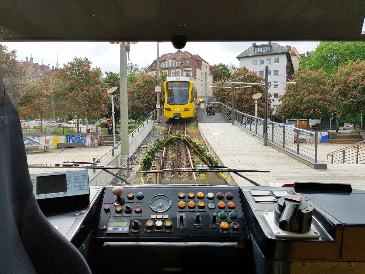 Zahnradbahn Stuttgart__Blick aus dem Fahrerstand des Tw 1002 auf einen seiner Nachfolger !__14-05-2023