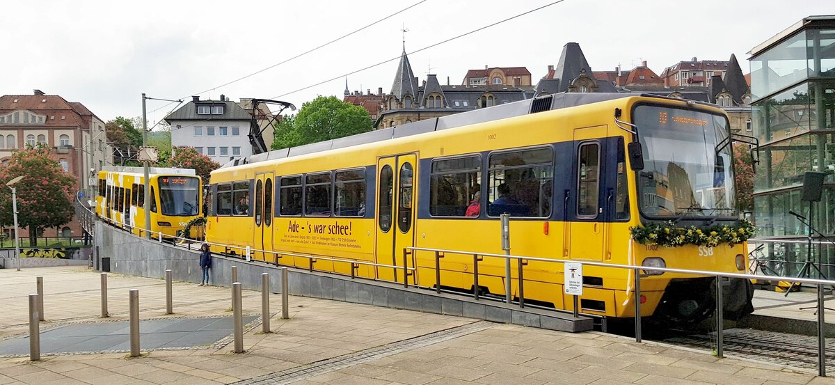 Zahnradbahn Stuttgart__Der offizielle Generationswechsel bei den Zb-Tw wurde am 13.und 14.Mai 2023 festlich begangen. Die endgültige Ablösung der ZT 4.1 von 1982 durch die ZT 4.2 aus 2022 begann am 13.05. mit fröhlichen Taufakten für die drei Neuen und endete am 14.05. mit etwas wehmütigen Fahrgast-Abschiedsfahrten des ZT 4.1  Nr.1002. Die Taufen wurden mit Wein aus den Degerlocher Weinbergen (!) zelebriert : am Marienplatz Tw 1101 auf den Namen  Weinsteige  (die Strecke verläuft größten Teils auf der Alten Weinsteige), in Degerloch erhielt Tw 1102 den Namen  Degerloch , an der Haltestelle 'Haigst' bekam Tw 1103 den Namen  Haigst .
Im Bild beide Generationen gemeinsam in der Talstation 'Marienplatz' : ZT 4.2 Nr. 1101 und ZT 4.2 Nr. 1002. Etliche Eltern versäumten es nicht, ihren Nachwuchs mit der Zahnradbahn dahinter abzulichten . . ._14-05-2023