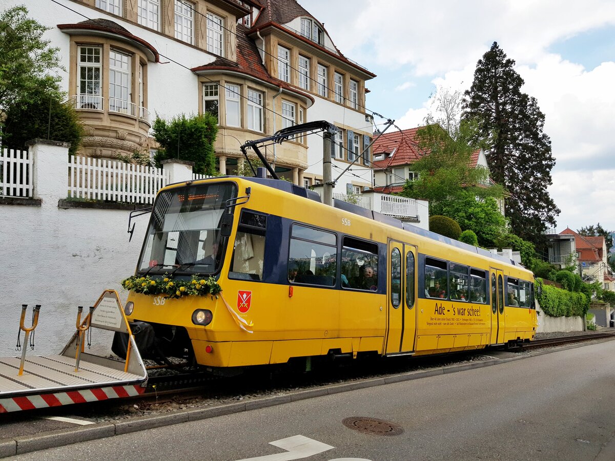 Zahnradbahn Stuttgart___Diese Häuser haben schon etliche Zahnradbahn-Generationen vorbeifahren sehen … Dampfloks bis Anfang der 1920er Jahre, ab 1902 die ersten elektrischen Tw, ab 1935 bis 1950 folgten 5 wesentlich modernere Tw, diese wurden 1982 vom ZT 4.1 abgelöst, und nun der ZT 4.2.__14-05-2023